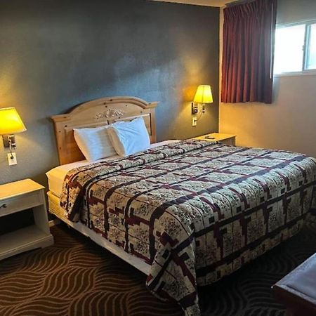 Love Hotels Western Holiday By Oyo At Harlan Lake Ne Алма Экстерьер фото
