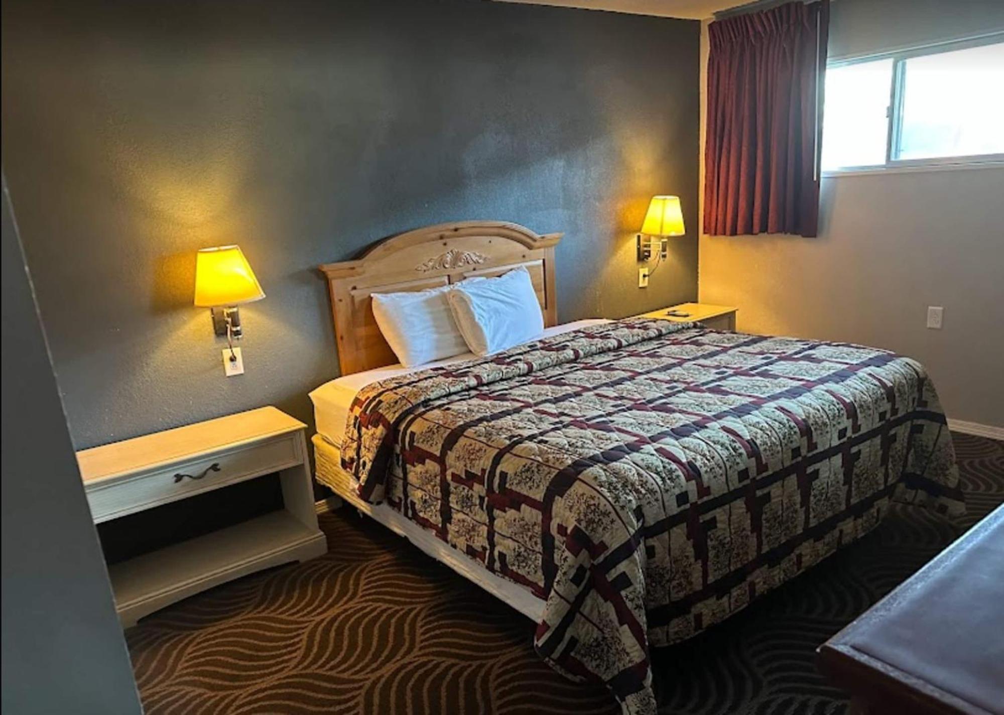 Love Hotels Western Holiday By Oyo At Harlan Lake Ne Алма Экстерьер фото