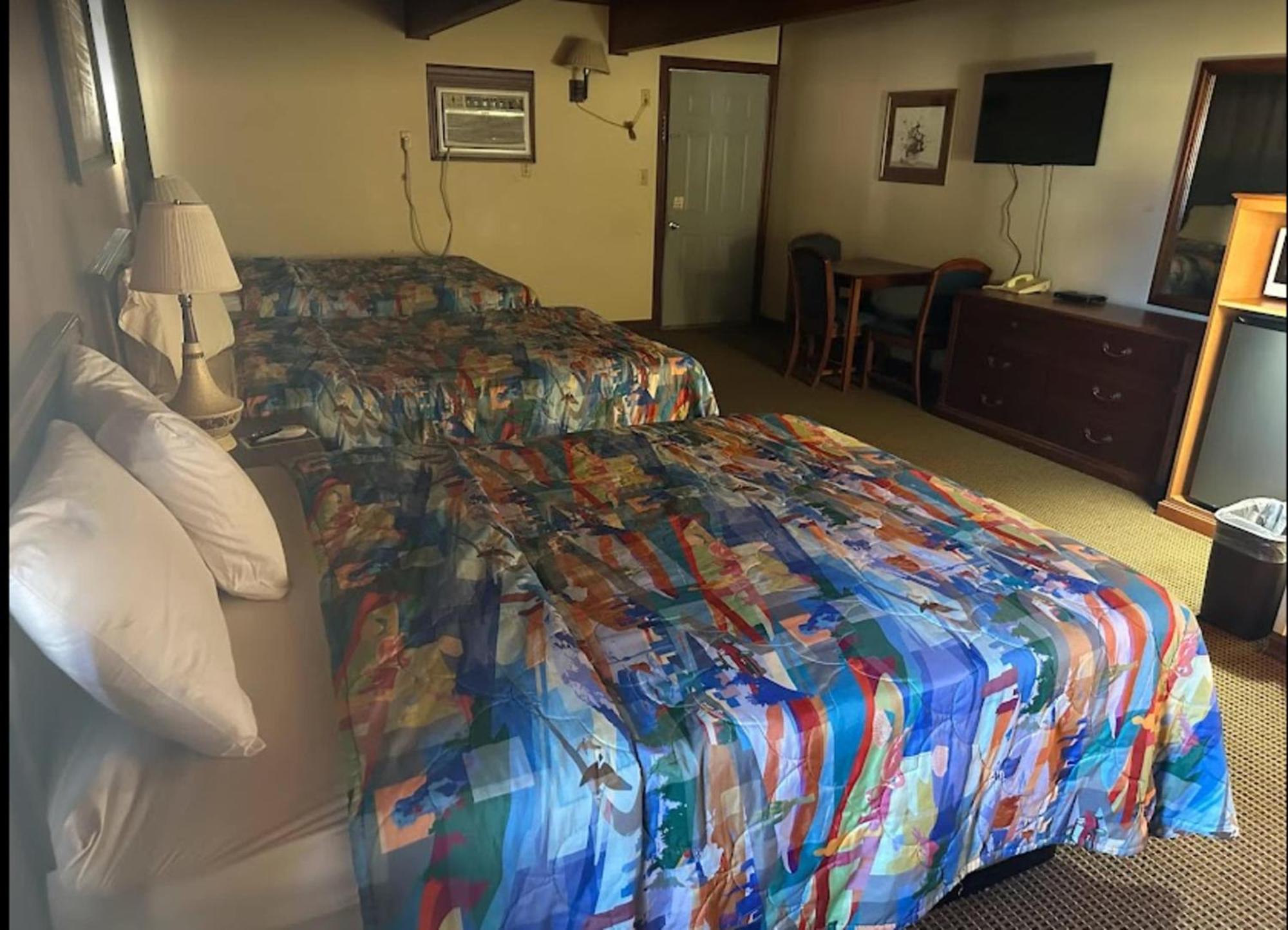 Love Hotels Western Holiday By Oyo At Harlan Lake Ne Алма Экстерьер фото