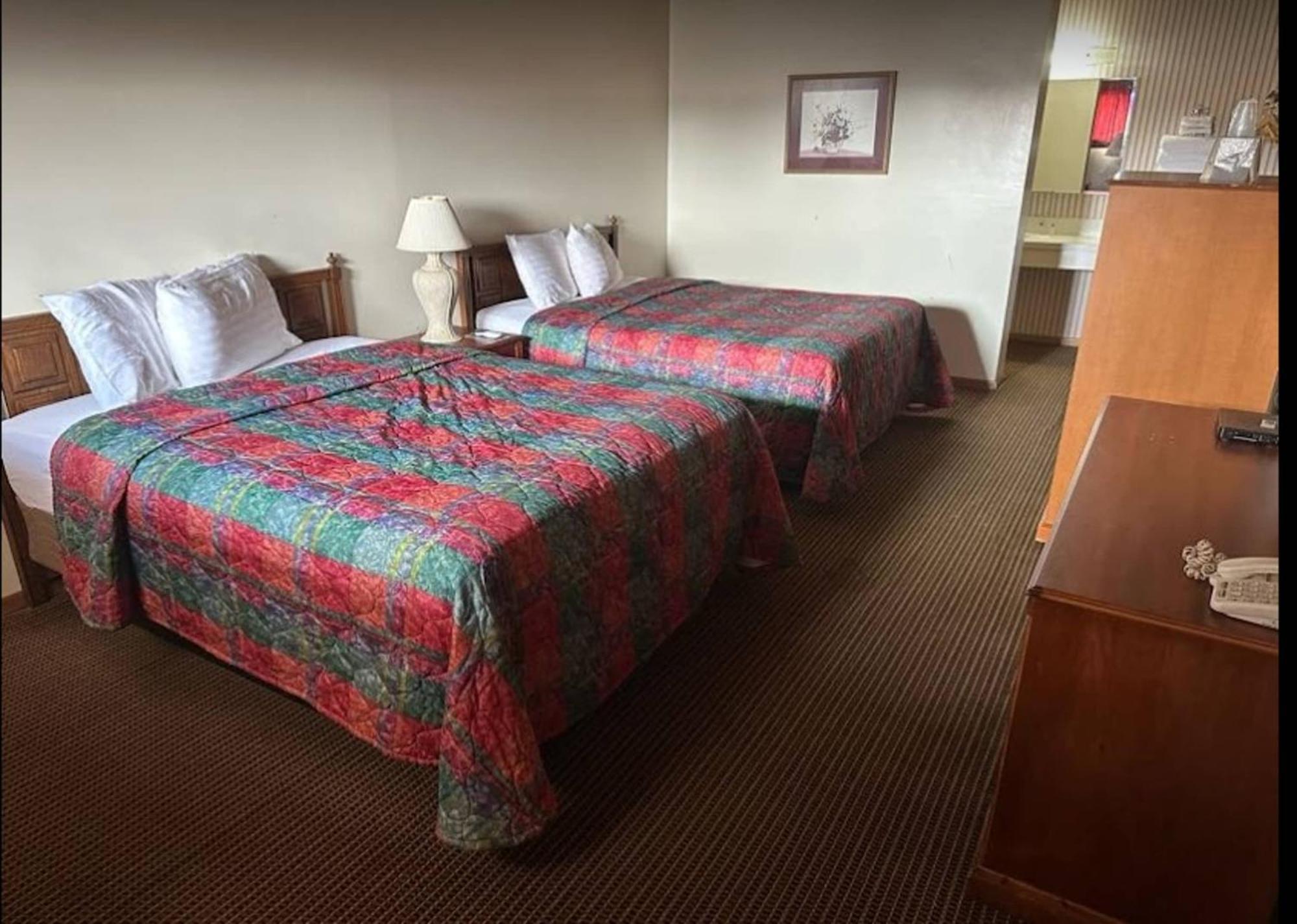 Love Hotels Western Holiday By Oyo At Harlan Lake Ne Алма Экстерьер фото