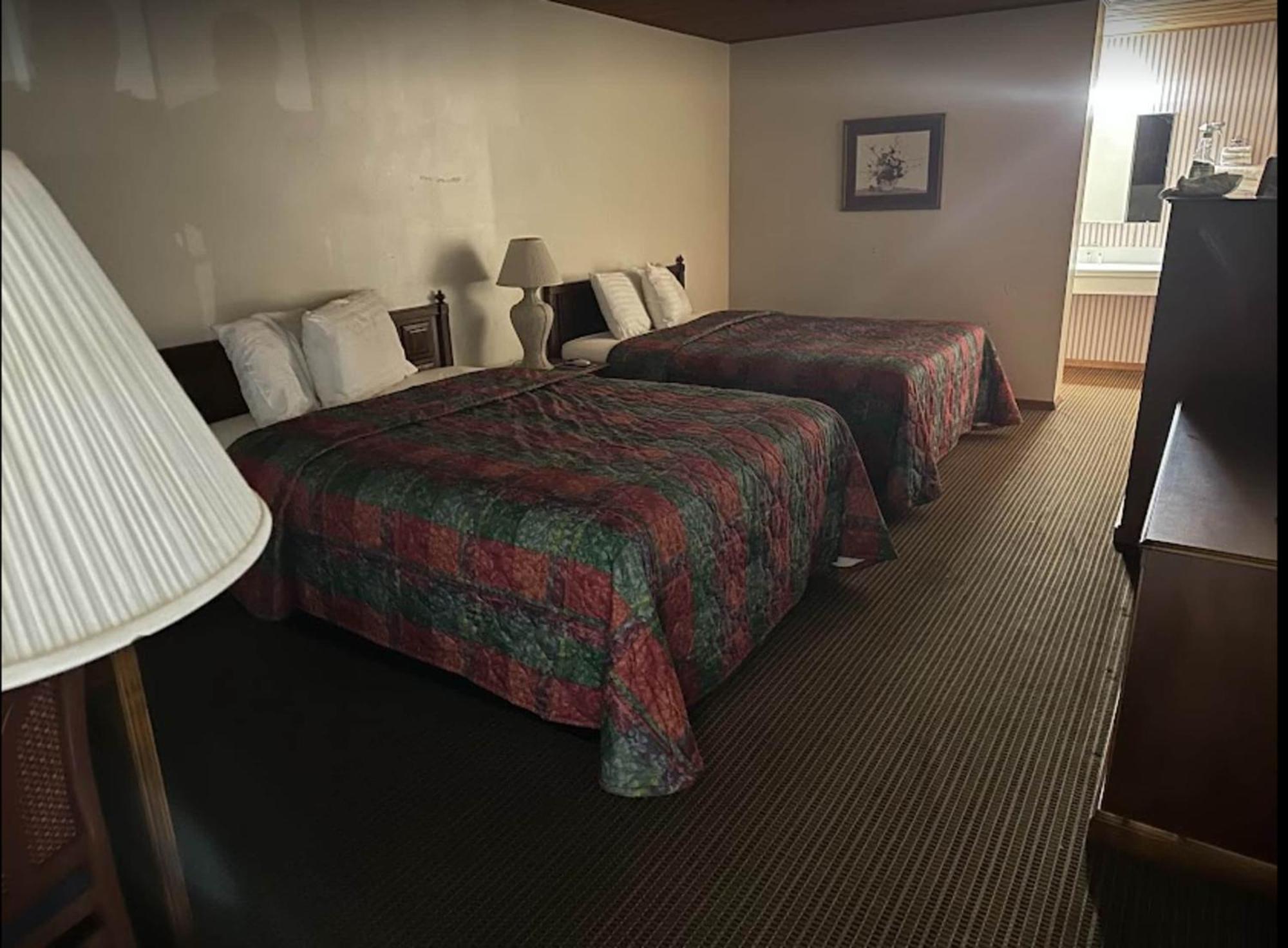 Love Hotels Western Holiday By Oyo At Harlan Lake Ne Алма Экстерьер фото
