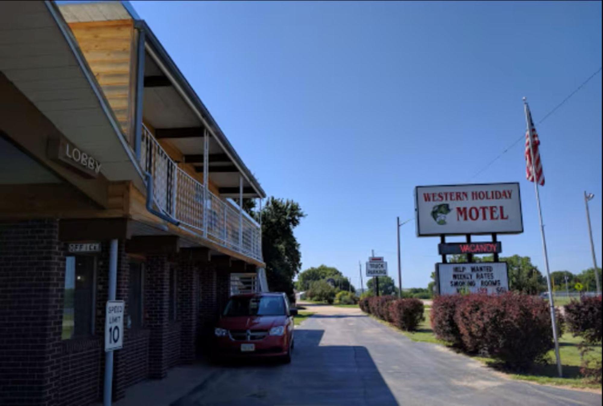 Love Hotels Western Holiday By Oyo At Harlan Lake Ne Алма Экстерьер фото