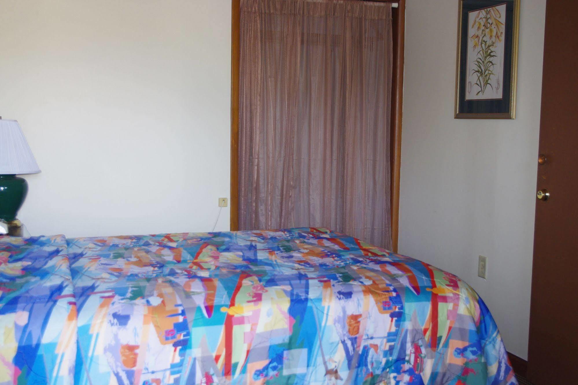 Love Hotels Western Holiday By Oyo At Harlan Lake Ne Алма Экстерьер фото